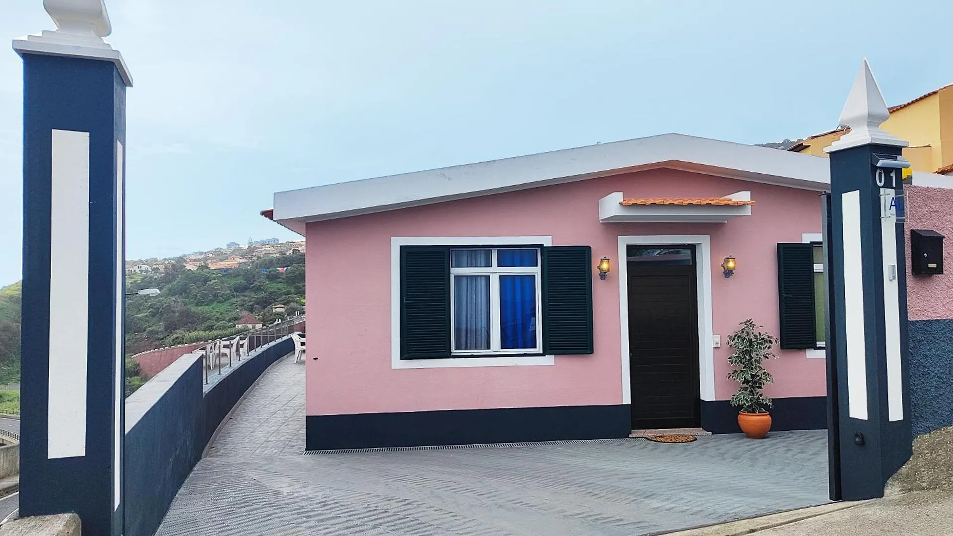 Semesterbostad Gateone Al Airport View House Villa Machico  Portugal